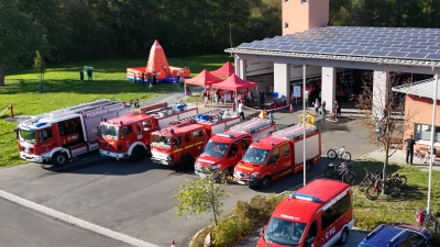 Neben den Feuerwehrfahrzeugen gab es zahlreiche Stationen und weitere Angebote für die jungen Besucher. (Bild: Dominik Rettinger)