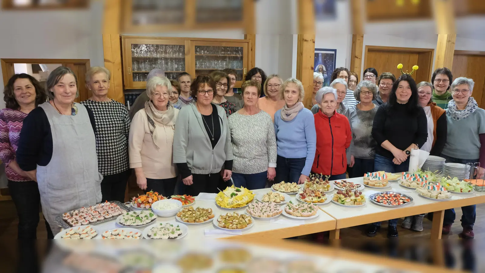 Das gemeinsame Faschingskochen der beiden Frauenbünde mit Kochleiterin Erika Brandl aus Wiesendorf bei Weiden war für alle Teilnehmerinnen ein wahrer Hochgenuss. (Bild: Fred Lehner)