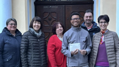Pfarrvikar Dr. Kishimbe sowie Sibylle und Harald Polzin vom Fördervereins „Kinderheim Bana e.V.“ bedanken sich beim ökumenischen Team Wilchenreuth, vertreten durch Ingrid Bodensteiner, Linda Schmauß und Renate Hör  (Bild: Bernhard Schmauß)