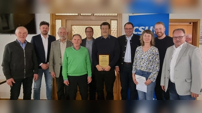 Von links: stellvertretender CSU-Vorsitzender Walter Ehlich, Kreisrat Bürgermeister Sebastian Voit, Fichtelberg, Ehrenvorsitzender Günter Pöllmann, Dietmar Höss, Vorsitzender Johannes Geisler, Ehrenvorsitzender Günther Daubner, Staatssekretär Martin Schöffel, Monika Rauch, JU-Vorsitzender und stellvertretender CSU-Vorsitzender Andreas Hautmann, Alexander Pscherer. (Bild: Gisela Kuhbandner)