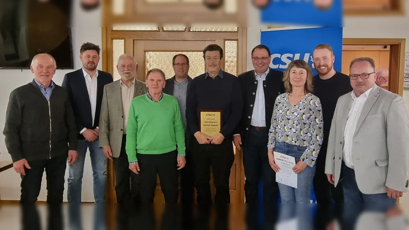 Von links: stellvertretender CSU-Vorsitzender Walter Ehlich, Kreisrat Bürgermeister Sebastian Voit, Fichtelberg, Ehrenvorsitzender Günter Pöllmann, Dietmar Höss, Vorsitzender Johannes Geisler, Ehrenvorsitzender Günther Daubner, Staatssekretär Martin Schöffel, Monika Rauch, JU-Vorsitzender und stellvertretender CSU-Vorsitzender Andreas Hautmann, Alexander Pscherer. (Bild: Gisela Kuhbandner)