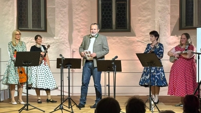 Nabburgs Bürgermeister Frank Zeitler gratuliert den Ukulelas zum 10-jährigen  (Bild: Marko Pammer)