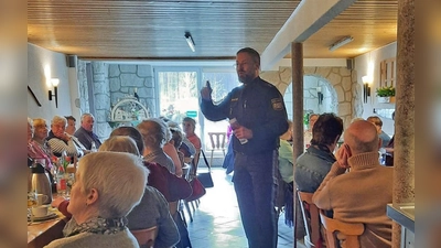 Carsten Landgraf von der Polizeiinspektion Kemnath warnte vor „Enkeltricks“. (Bild: Elfriede Ackermann)