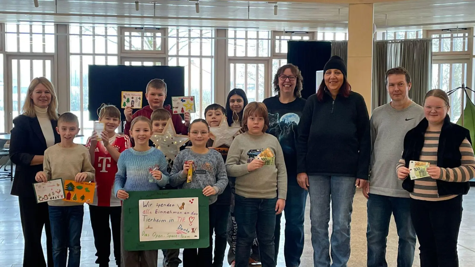 Die Kinder und das Organisationsteam der Grundschule bei der Spendenübergabe mit Tierheimleiterin Daniela Riedl. (Bild: Birgit Marti)
