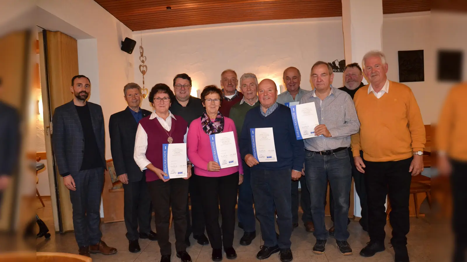 Der VdK-Ortsverband Moosbach zeichnete seine treuen Mitglieder für 25, 20, 15 und zehn Jahre Treue aus. Den Geehrten gratulierten Bürgermeister Armin Bulenda, Ehrenkreis-Vorsitzender Josef Rewitzer und Pfarrer Udo Klösel (von links) sowie der Vorsitzende Konrad Lingl (rechts). (Bild: gi)