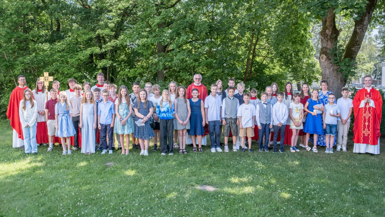 Firmlinge der Pfarrei Heilige Familie Altenstadt/WN mit ihrem Firmspender Prälat Neumüller (Mitte) (Bild: Wolfgang Schmid)