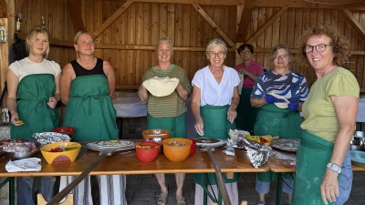 Die fleißigen Helferinnen beim Belegen der Pizzen und Zwiebelkuchen. (Bild: Nadine Meier)