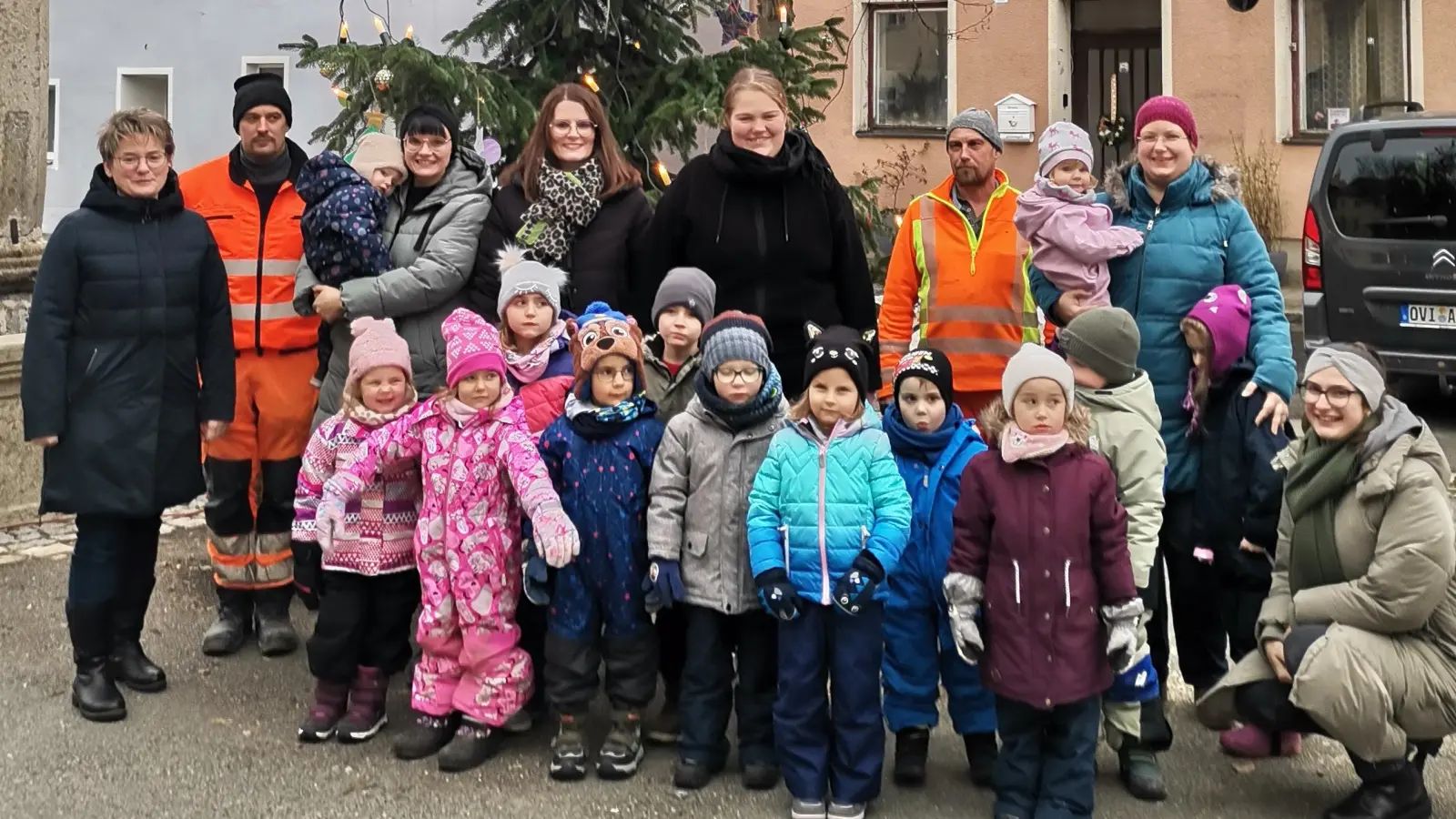 Die „Einsteins” mit ihrer Erzieherin, Bürgermeisterin Sonja Meier, Familienbeauftragte Andrea Kunschir, die Helfer vom Bauhof und einige Eltern freuen sich über den geschmückten Baum. (Bild: Annemarie Mösbauer)