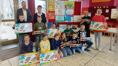 Strahlende Gewinner des Raiffeisenmalwettbewerbs 2025 an der Grundschule Krummennaab (Bild: Carmen Koller-Schraml)