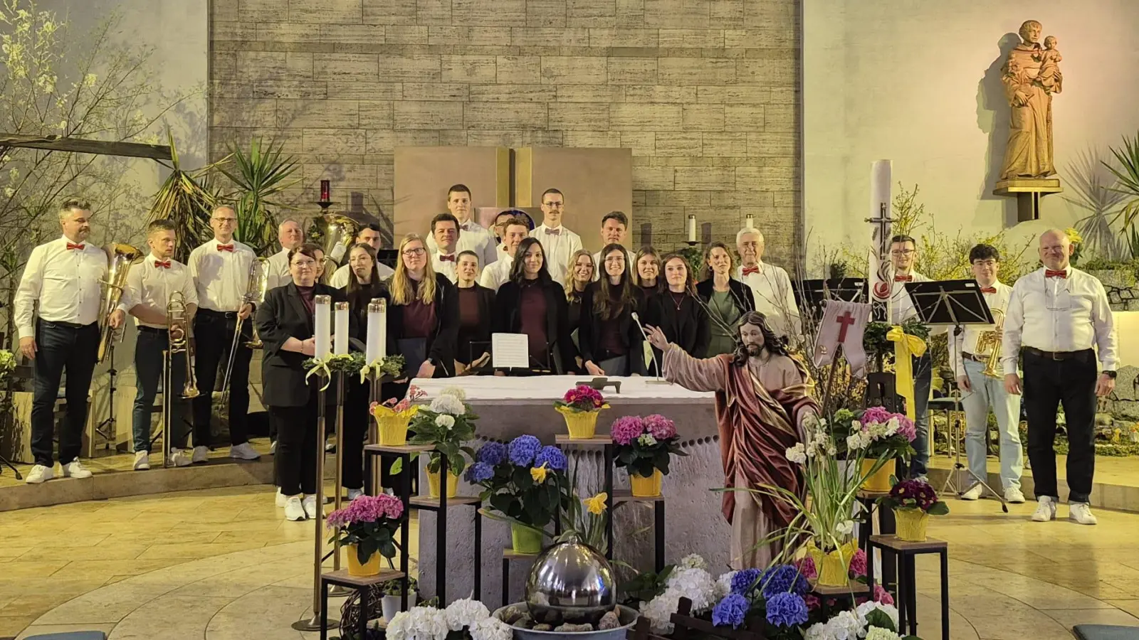 Die Mitwirkenden des Konzerts. Der Chor Polyphonia und die Dießfurter Schlossbläser genießen sichtlich den grandiosen Schlussapplaus des Publikums.  (Bild: Sophia Weber)