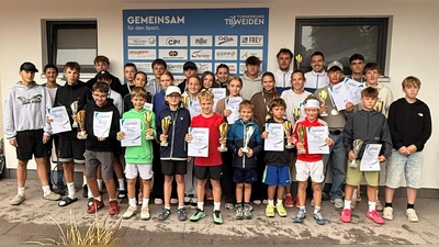 Das sind die Sieger der Stadtmeisterschaft im Tennis in den diversen Kategorien. Ausgerichtet hat das Turnier der Turnerbund Weiden Tennis mit Vorsitzendem Felix Meier (hinten, Dritter von rechts). (Bild: Alexander Erben)