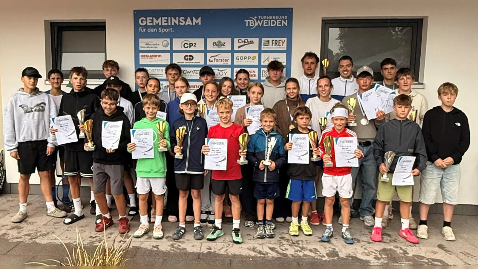 Das sind die Sieger der Stadtmeisterschaft im Tennis in den diversen Kategorien. Ausgerichtet hat das Turnier der Turnerbund Weiden Tennis mit Vorsitzendem Felix Meier (hinten, Dritter von rechts). (Bild: Alexander Erben)