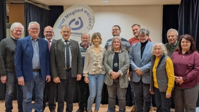 Die gewählten Vorstands- und Beiratsmitglieder mit Kassenrevisor und Vertretung der Geschäftsführung.  (Bild: Christina Ponader)