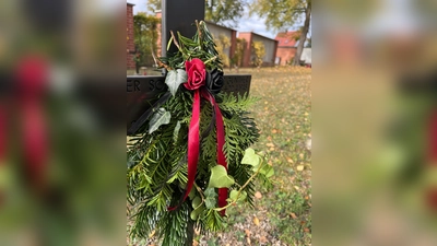 Kriegsgräber am Katharienenfriedhof in Amberg. Geschmückt durch die Kurfürstliche Schlosswache zu Amberg e. V. (Bild: Gabriele Wennicke)