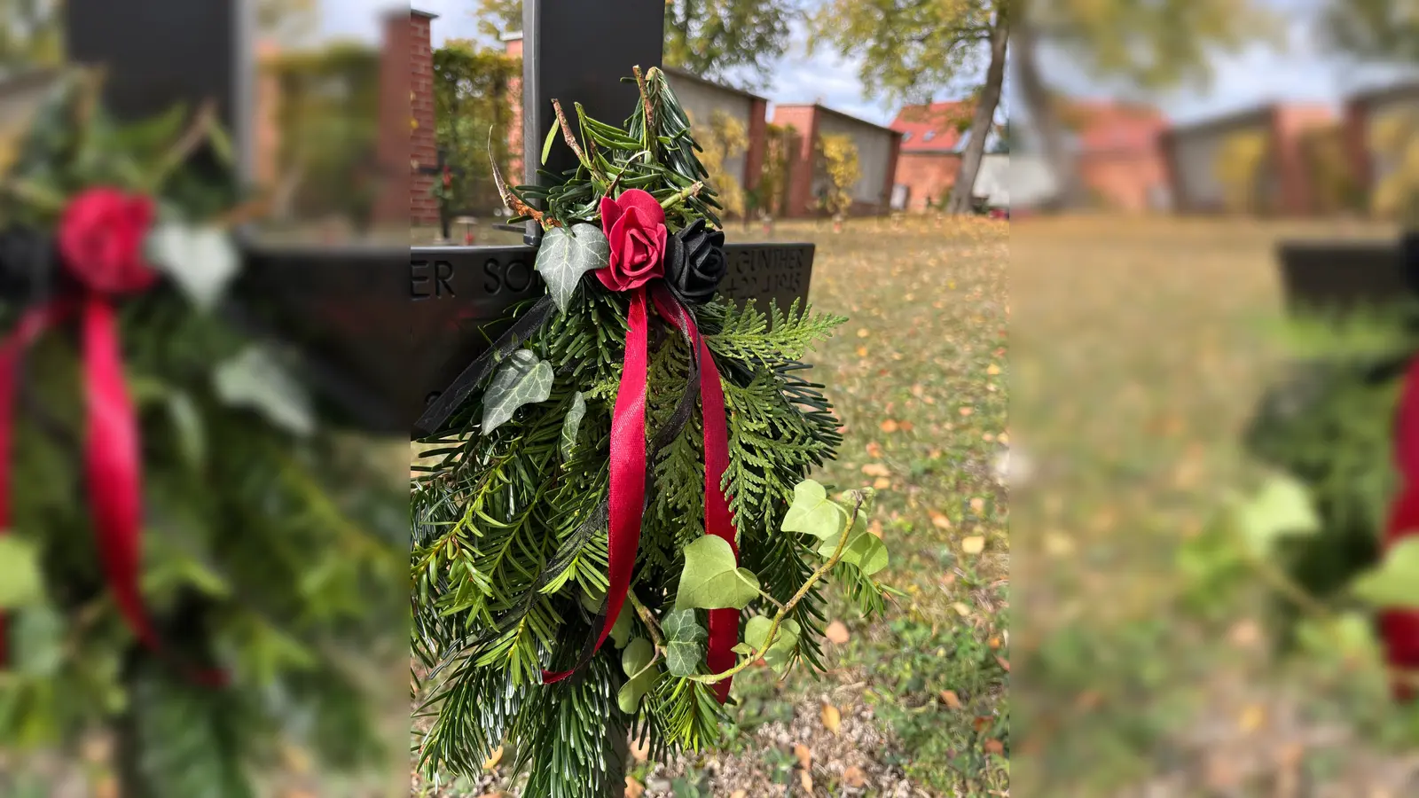 Kriegsgräber am Katharienenfriedhof in Amberg. Geschmückt durch die Kurfürstliche Schlosswache zu Amberg e. V. (Bild: Gabriele Wennicke)
