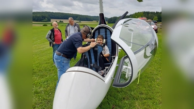 Der erste Rundfluggast nimmt Platz im Gyrokopter (Bild: Peter Ostermann)