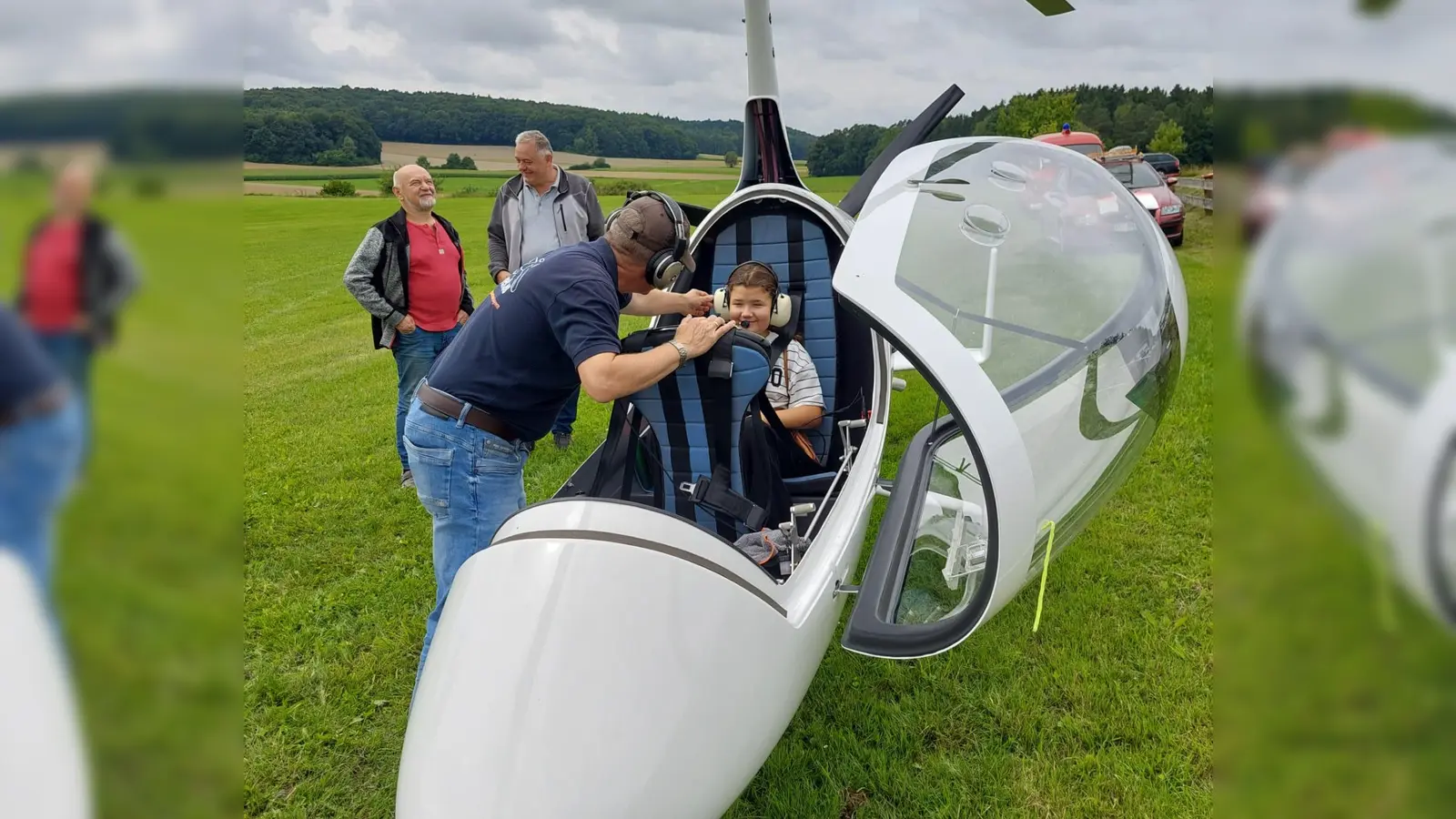 Der erste Rundfluggast nimmt Platz im Gyrokopter (Bild: Peter Ostermann)