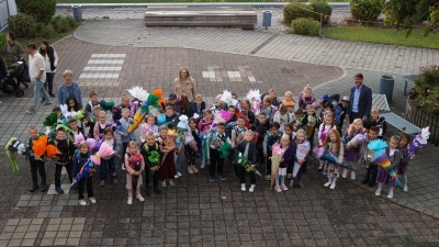 Am 1. Schultag gab es nur strahlende Gesichter, auch bei Rektorin Friederike Bösl, Lehrerin Theresa Decker und Konrektor Peter Grosser (von links) (Bild: Elfriede Weiß)