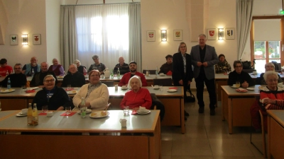 Marienheimseniorinnen und -senioren zu Gast im Landratsamt (auf dem Bild mit Heimleitung Silvia Völkl-Renner und Landrat Richard Reisinger in der Mitte) (Bild: Daniela Donhauser)