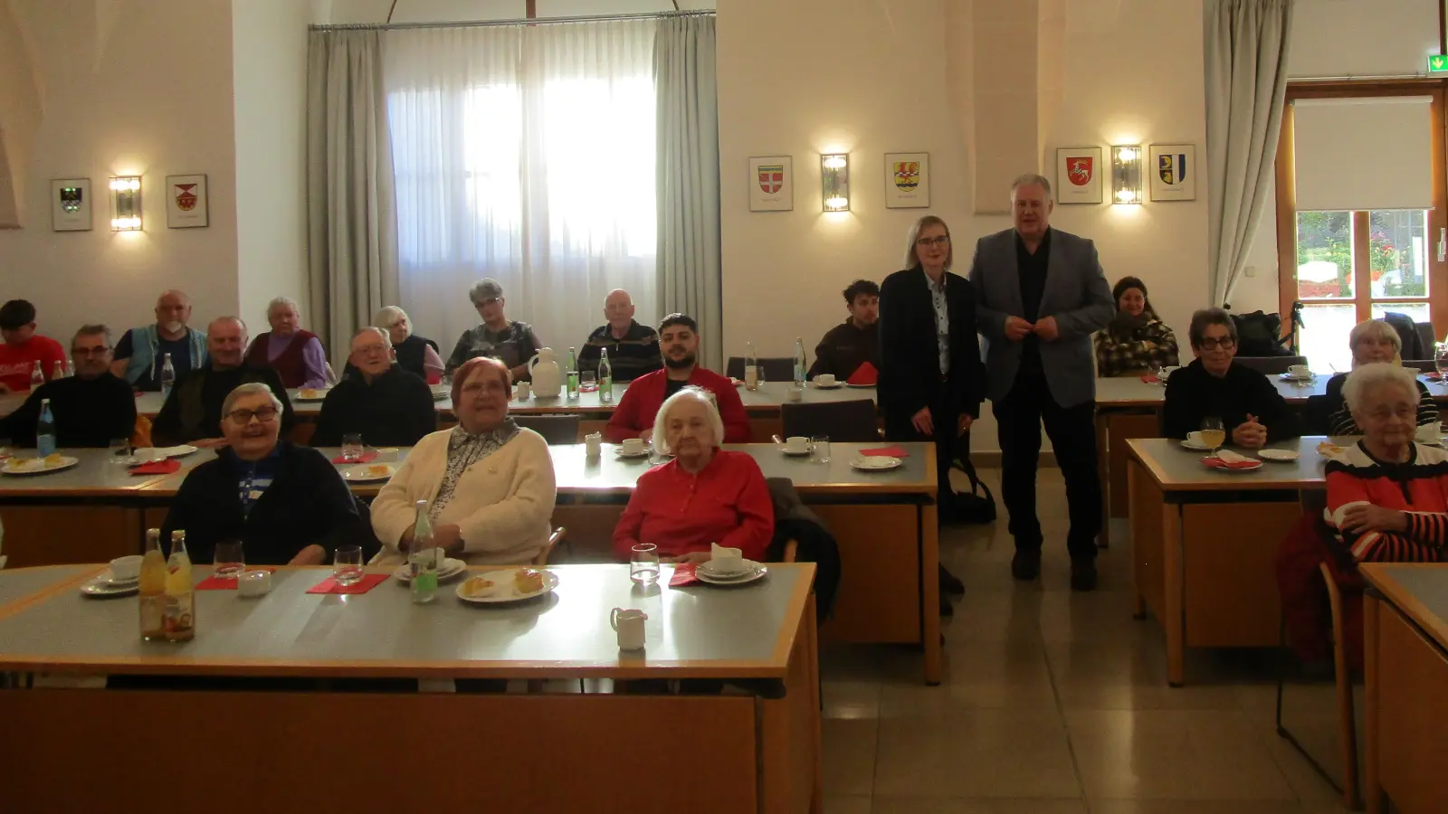 Marienheimseniorinnen und -senioren zu Gast im Landratsamt (auf dem Bild mit Heimleitung Silvia Völkl-Renner und Landrat Richard Reisinger in der Mitte) (Bild: Daniela Donhauser)