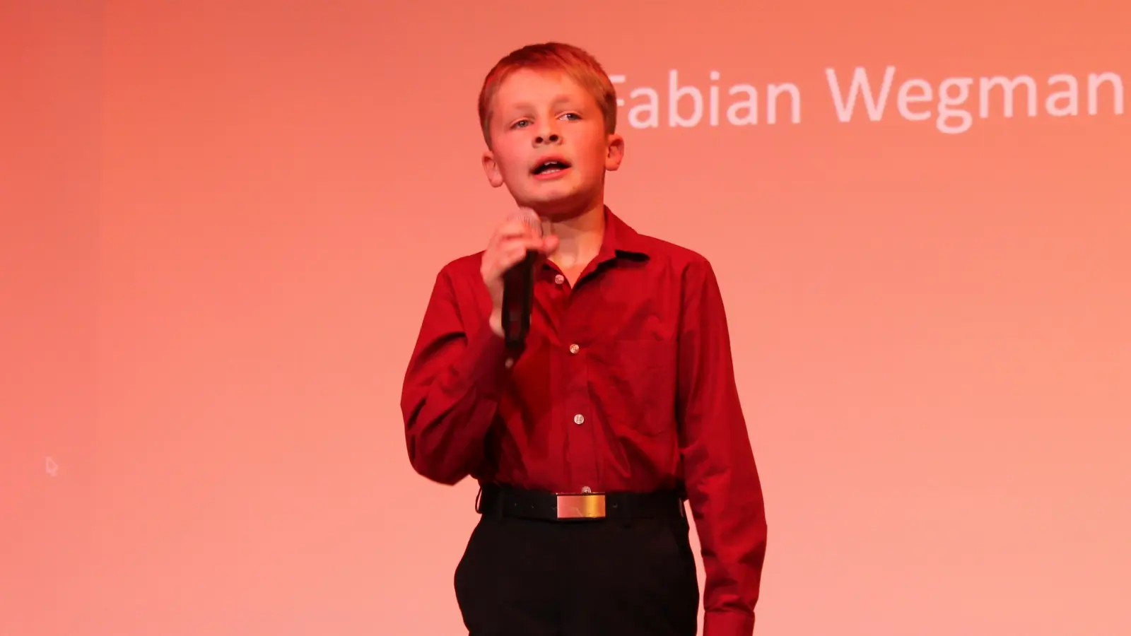Ein musikalisches Highlight der Talentshow war das originalgetreu dargebotene Heintje-Lied „Mama“ von Fabian Wegmann. (Bild: Hermann Daubenmerkl)