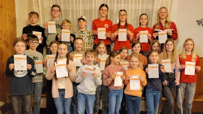 40 Kinder und Jugendliche legten 2025 das Sportabzeichen ab und freuen sich über ihre Urkunden und Ehrennadeln. (Bild: Martin Putzlocher)