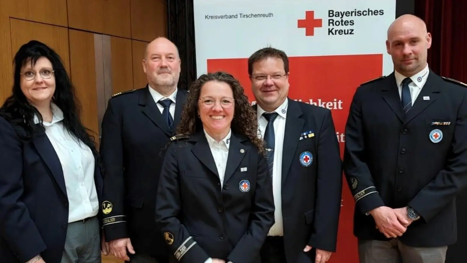 Die neu gewählte Kreis-Wasserwachtleitung: stellvertretende Jugendleiterin Jessica Troppmann, Vorsitzender Thomas Mauersberger, Jugendleiterin Peggy Mothes Bayerl, zweiter stellvertretender Vorsitzender Robert Wolfrum und Technischer Leiter Gerald Riederer (von links). (Bild: Christian Männer)