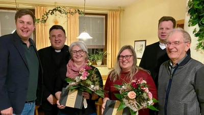 vlnr: Chorleiter Christian Kipfelsberger, Vikar Dr. Eugen Yurchenko, Michaela Kaufmann, Andrea Sertl, Pfarrer Thomas Kraus, Ehrenchorleiter Albert Schraml (Bild: Christian Kipfelsberger)