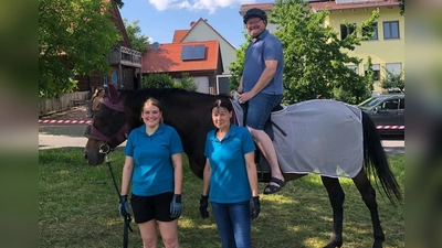Auf dem Pferd Bürgermeister Uwe König. v.r.n.l. 1. Vorsitzende RSG Großschönbrunn-Seugast e.V. Christa Bauer. Pferdebegleiterin Franziska Hager (Bild: Christian Schwirzer)