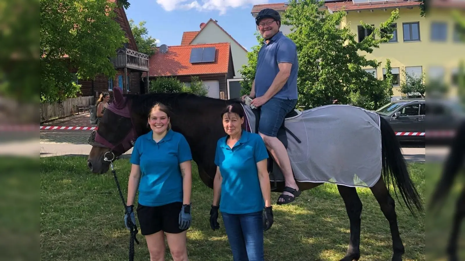 Auf dem Pferd Bürgermeister Uwe König. v.r.n.l. 1. Vorsitzende RSG Großschönbrunn-Seugast e.V. Christa Bauer. Pferdebegleiterin Franziska Hager (Bild: Christian Schwirzer)