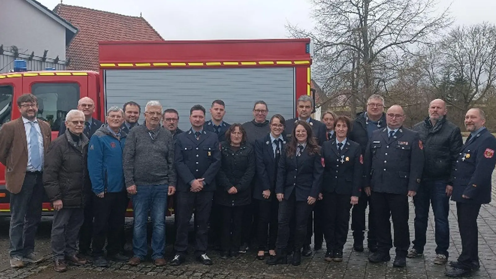 Viele Ehrungen bei der Feuerwehr Filchendorf (von links) Wolfgang Haberberger, Reinhold Kynast, Jürgen Gebhardt, Wolfgang Ciesielski, Martin Dollhopf, Rainer Gutte, Ernst Preißinger, Thomas Prestele, Ralf Dollhopf, Andrea Reiß, Anke Priebe, Anna-Lena Rix, Daniela Pühl, Wolfgang Schwarz, Evi Sloot, Sonja Pospischil, Alfred Wenzel, Jürgen Haider, Hermann Gebhardt und Uli Preißinger. (Bild: Markus Ohla/exb)