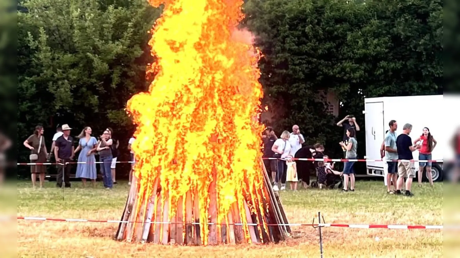 Bei Einbruch der Dunkelheit wurde bei der Sonnwendfeier der SRK Illschwang das Fuer entzündet (Bild: Wolfgang Eichenseer)