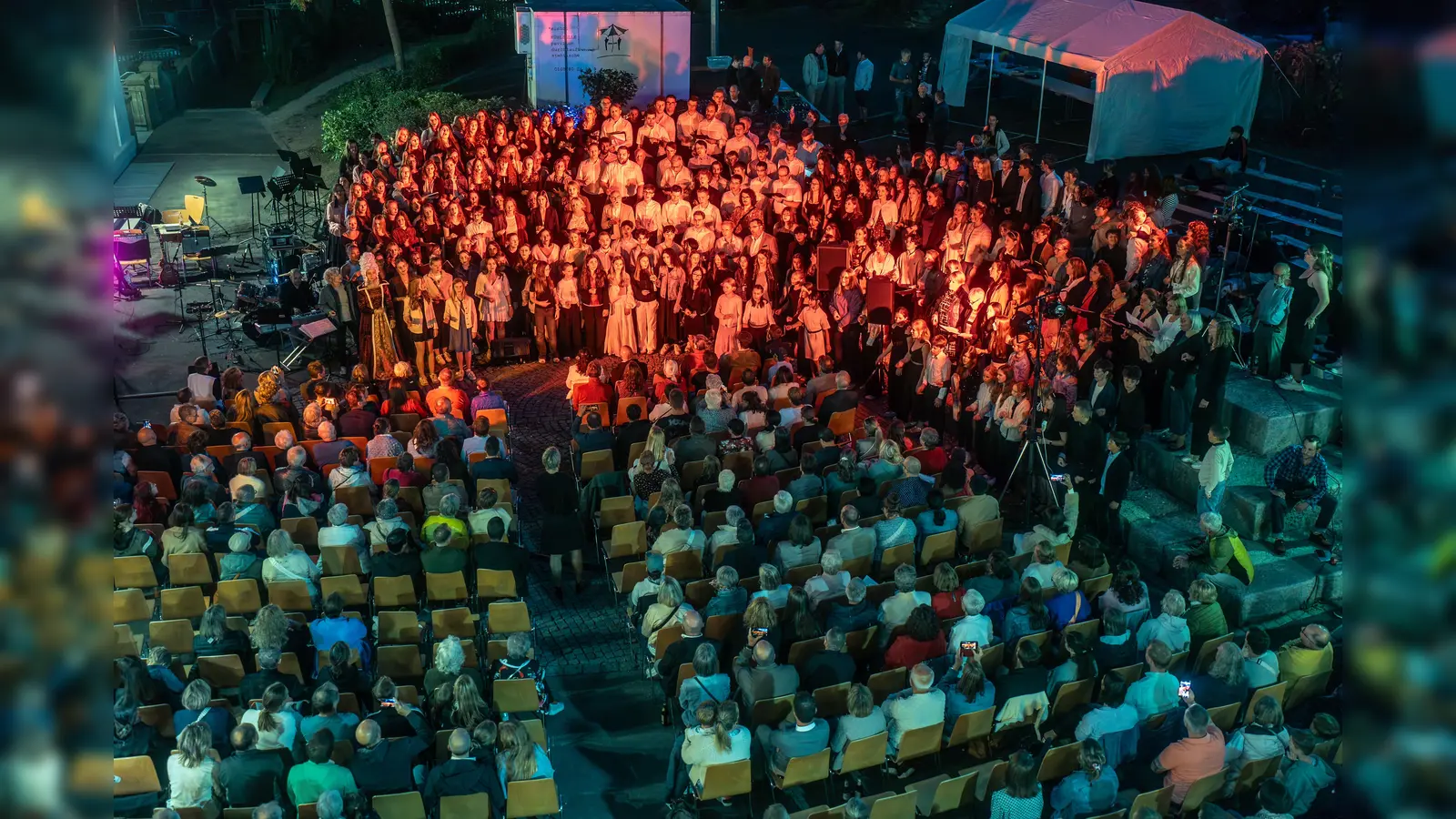Im stimmungsvollen Ambiente des Schulhofes sang die ganze Schulfamilie dem Erasmus-Gymnasium ein Ständchen zum 400. Geburtstag. (Bild: Lorenz von Koenen)