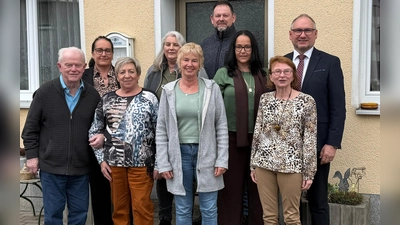 Die neu gewählte Vorstandschaft mit Ehrenvorsitzenden Erhard Kleber (links) und Bürgermeister Richard Kammerer (rechts). Nicht mit auf dem Bild sind Christa Troglauer und Ronald Dobner. (Bild: Ulla Kammerer)
