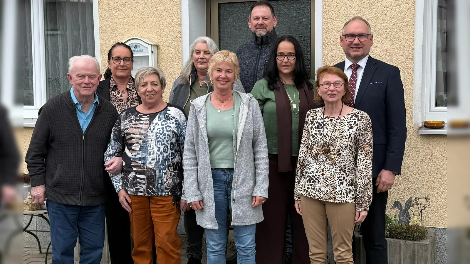 Die neu gewählte Vorstandschaft mit Ehrenvorsitzenden Erhard Kleber (links) und Bürgermeister Richard Kammerer (rechts). Nicht mit auf dem Bild sind Christa Troglauer und Ronald Dobner. (Bild: Ulla Kammerer)