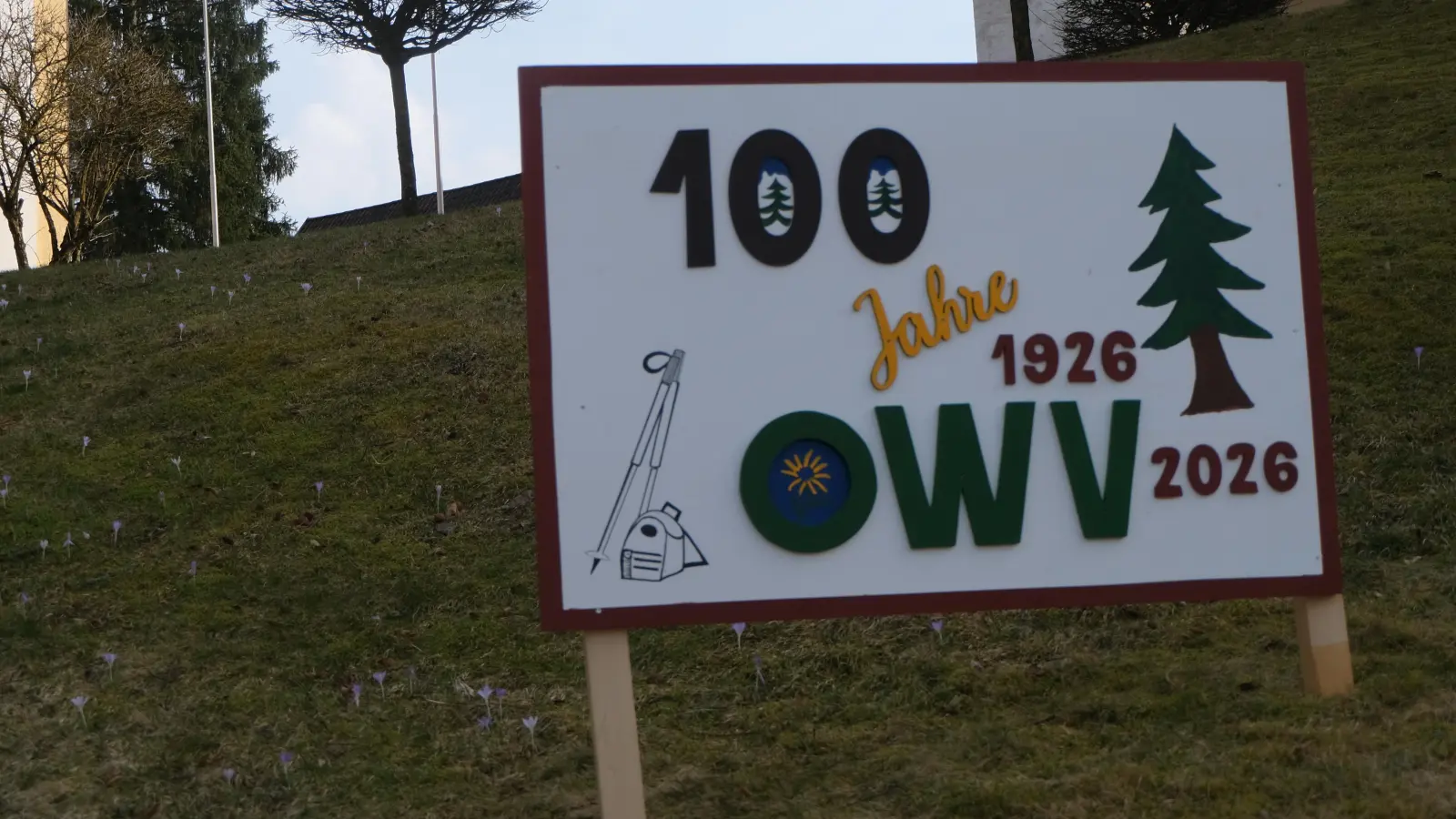 Die Ankündigung des 100-jährigen Gründungsfestes durch den OWV-Zweigverein Floß und Umgebung am 10. und 11. Oktober in diesem Jahr hat auch das Rathauszentrum erreicht. (Bild: Fred Lehner)