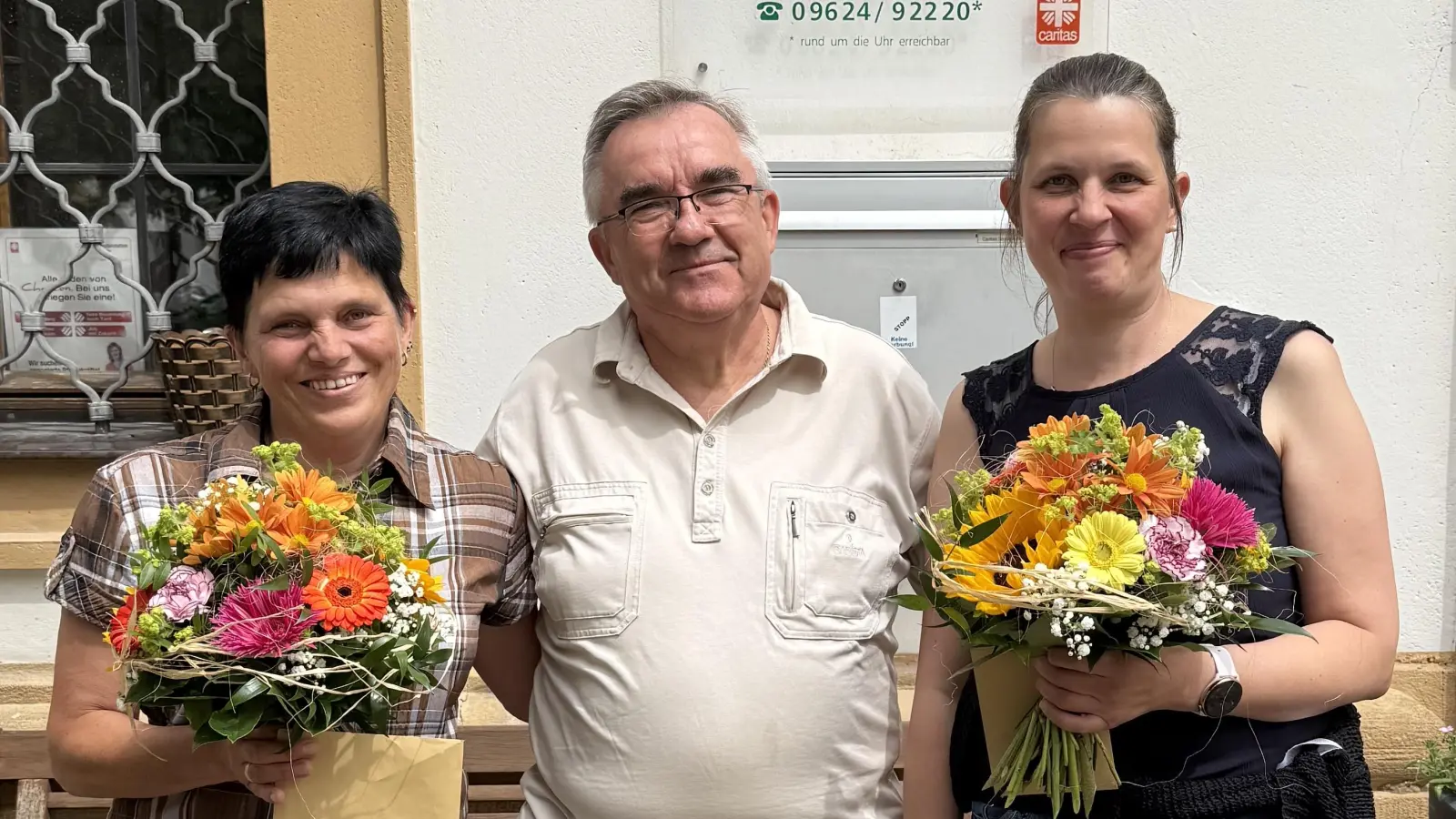 Von links: Sabine Ulmer (Pflegedienstleitung), Pfarrer Slawomir Niemczewski (1. Vorstand), Christine Lindner (stellvertretende Pflegedienstleitung) (Bild: Sabrina Schwendner)