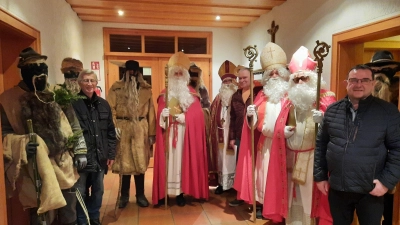 Im Bild die Nikoläuse mit ihren Begleitern. Vorne rechts im Bild Stadtpfarrer Konrad Amschl. (Bild: Sonja Stelzl)