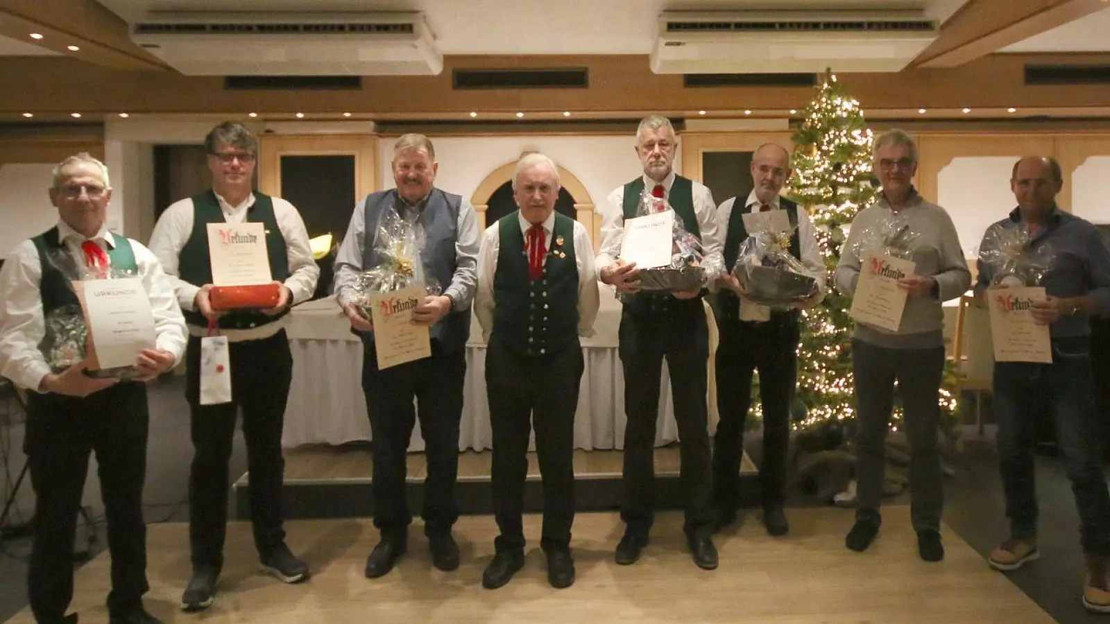 Von links nach rechts: Manfred Herrmann (25 Jahre), Christian Heldrich (10 Jahre), Walter Kempf (50 Jahre), Vorstand Hans-Werner Haas, Harald Schmidt (40 Jahre), Chorleiter Gerhart Neubauer, Rudolf Herrmann (40 Jahre) und Robert Haas (40 Jahre). (Bild: René Rausch)