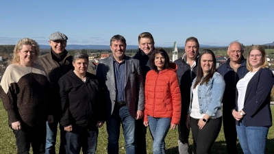 Die wiedergewählte und ergänzte CWG Vorstandschaft um 1. Bürgermeister Ewald Plößner. Von links nach rechts: Michaela Böhm, Jürgen Geyer, Diana Weber, Ewald Plößner, Marco Streit, Caroline Sobirey, Thomas Seemann, Isabell Kowollik, Richard Götz und Sophia Seemann. Nicht im Bild: Philipp Kroher, Norbert Wilterius, Hubert Lohner.  (Bild: Ewald Plößner )
