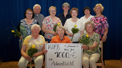 Das Bild zeigt die Führungsriege und Jubilare des Frauenbundes mit Pfarrer Gottfried Schubach und Frau Dr. Renate Freuding-Spintler. (Bild: Alois Schröpf)