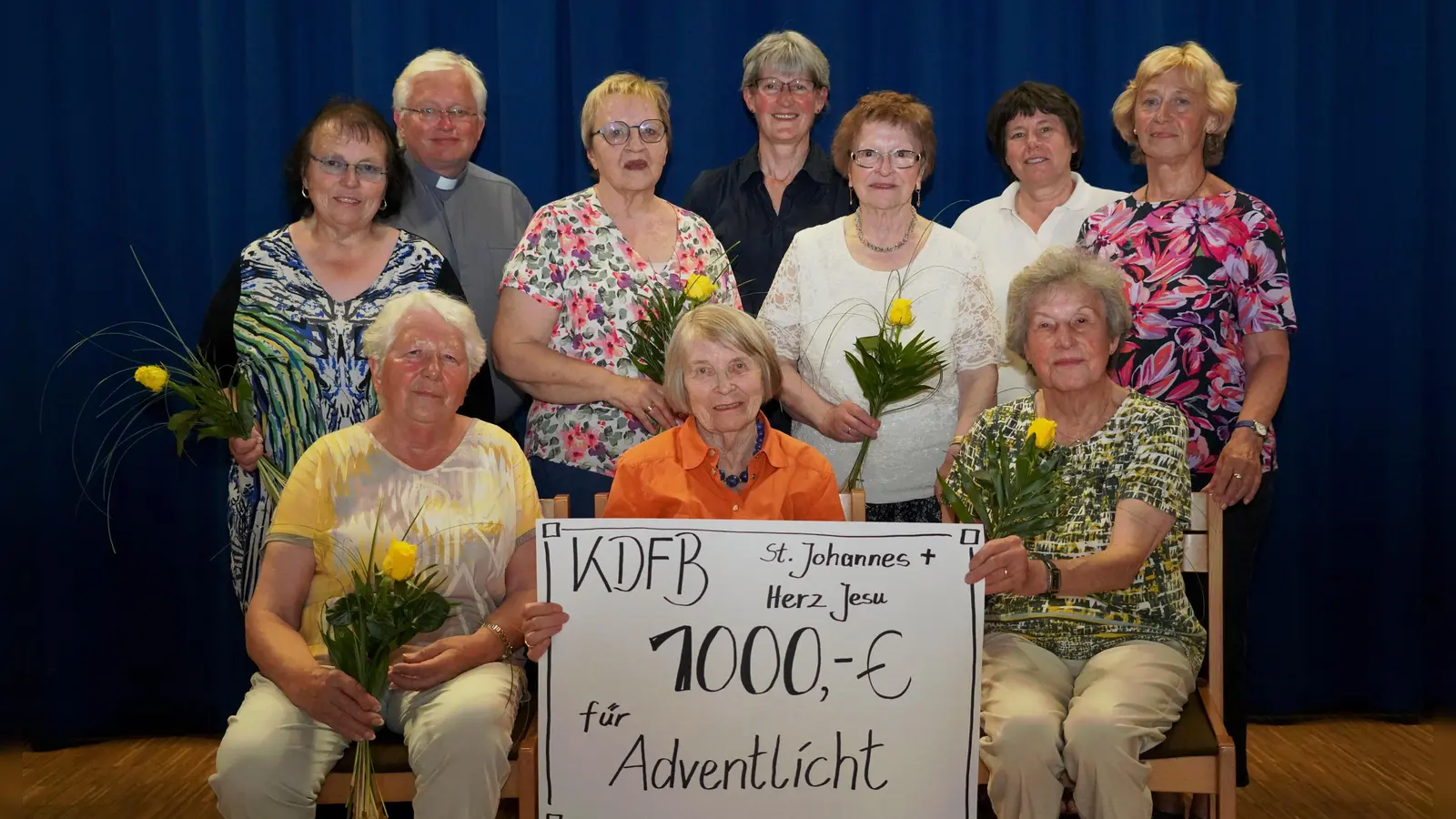 Das Bild zeigt die Führungsriege und Jubilare des Frauenbundes mit Pfarrer Gottfried Schubach und Frau Dr. Renate Freuding-Spintler. (Bild: Alois Schröpf)