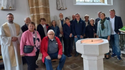 Die Ehejubilare der Pfarrei Kastl versammelten sich in der Pfarrkirche (Bild: Petra Färber)