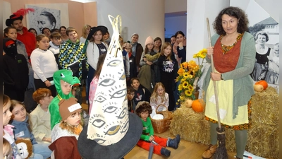 Für Spannung und Kurzweil sorgte die kleine Hexe (Janita Majewski) mit den zauberhaften Figuren von Otfried Preußler. (Bild: Alfons Prechtl )