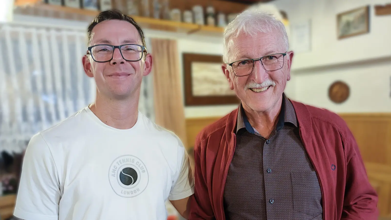 Vorsitzender Holger Schmalzreich (links) übergab Ehrenmitglied Theo Heimerl die Ehrenurkunde. (Bild: TSV Erbendorf/exb)