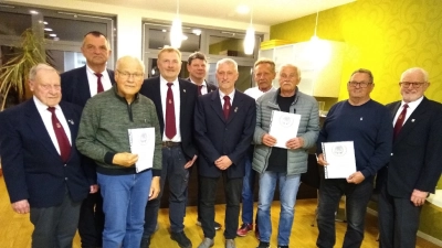 Vorstand und Jubilare des Männergesangvereins „Frohsinn“ in Schirmitz: (von links) Edi Ernstberger, Chorleiter Wolfgang Ziegler, Franz Kreuzer Jürgen Schmucker, Hans Haberberger, Vorsitzender Roland Werner, Ludwig Vollath, Franz Baier, Stefan Hermann und Gerhard Loreth.  (Bild: Gerhard Loreth)