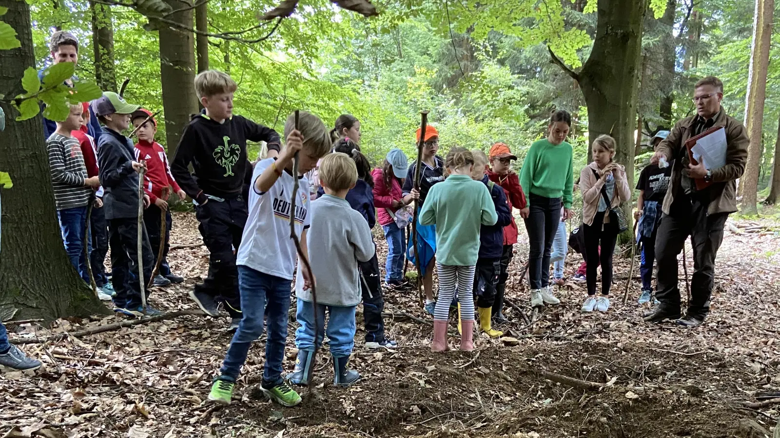 Vorsitzender Dr. Michael Troidl mit den Kindern  (Bild: Roman Bauer)