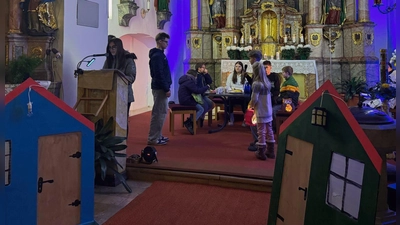 Ministranten beim Rollenspiel (von links): Sophie Lederer, Sebastian Lederer, Emma Weiß, Christoph Lederer, Helena Lederer, Laurenz Sachsenhauser, Marie Lederer, Korbinian Schwirzer, Thomas Seidl (Bild: Kathrin Müller-Seidl)