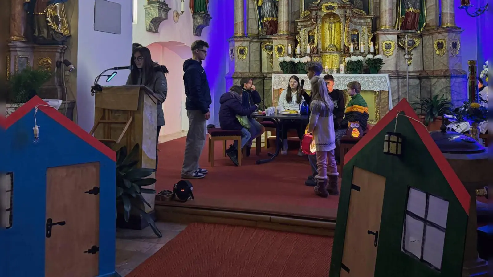 Ministranten beim Rollenspiel (von links): Sophie Lederer, Sebastian Lederer, Emma Weiß, Christoph Lederer, Helena Lederer, Laurenz Sachsenhauser, Marie Lederer, Korbinian Schwirzer, Thomas Seidl (Bild: Kathrin Müller-Seidl)