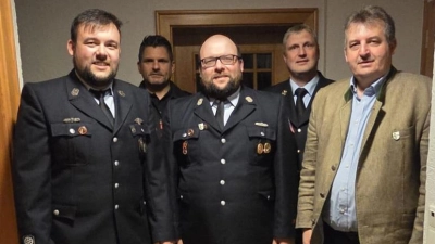 Die neuen Kommandanten der FFW Gaisthal-Rackenthal mit Johannes Gillitzer (Mitte) &amp; Lucas Gillitzer (1. v. l.) sowie 1. Bgm. Reinhard Kreuzer (1. v. r.), KBI Christian Weinfurtner (2. v. r.) und KBM Andreas Brandstätter (2. v. l.). (Bild: Thomas Margraf)